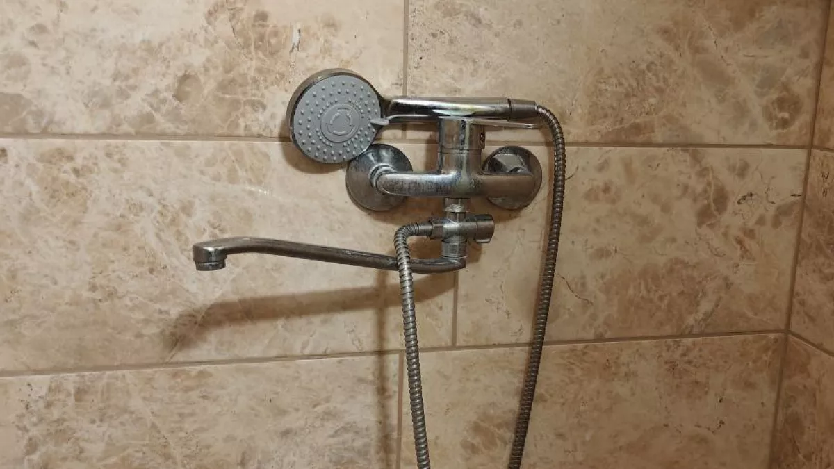 Только не иголкой: если душ вдруг стал «плеваться» водой, причина почти всегда одна - простой способ очистить лейку
