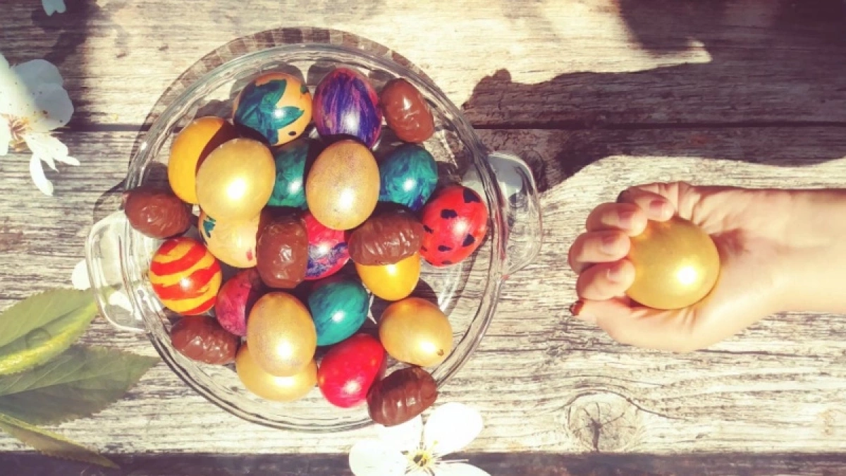 Священник назвал 3 цвета, в которые лучше не красить яйца на Пасху — запомните из раз и навсегда