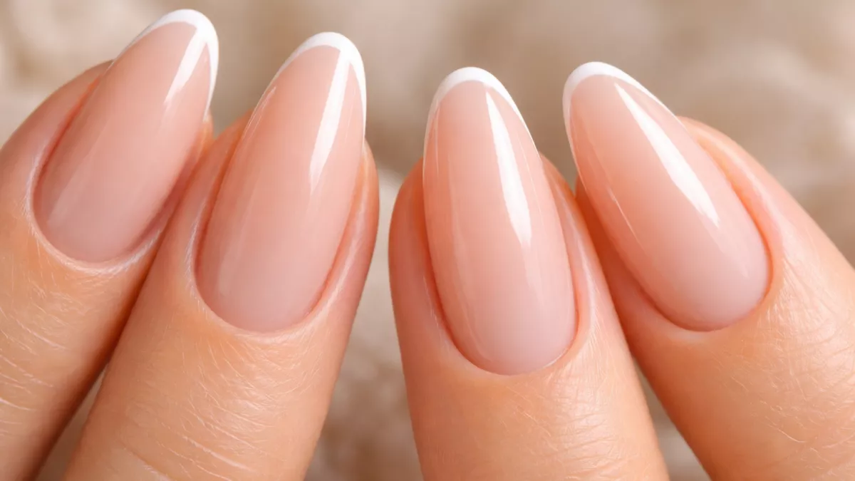 Классический френч - это уже прошлый век: нежный микрофренч стал главным трендом маникюра весны-2026