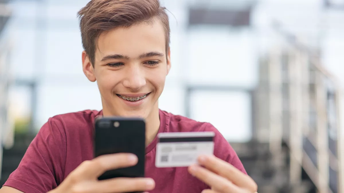 Прикладывать или вставлять карту в терминал: простая разница, о которой знают не все