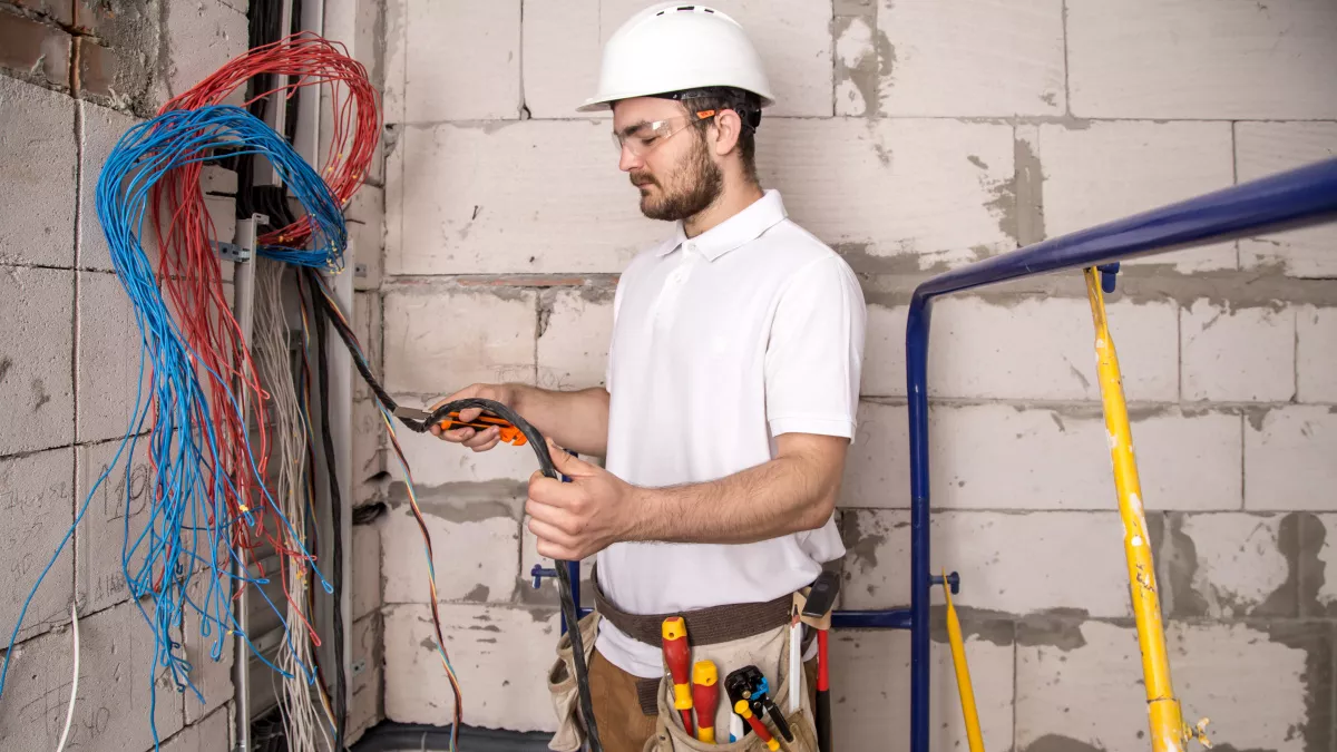Менять проводку в старом доме или оставить старую: специалисты объяснили, когда можно сэкономить, а когда это уже опасно