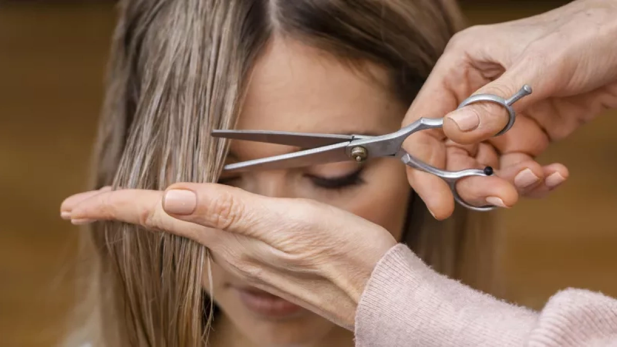 Устали закрашивать седину каждые три недели? Есть 3 простых способа быстро скрыть корни