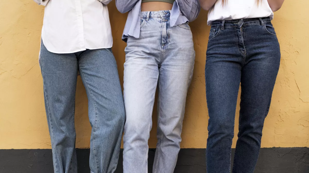 Джинсы уже есть почти у всех, но весной 2026 их носят иначе: 5 сочетаний, которые выглядят особенно удачно