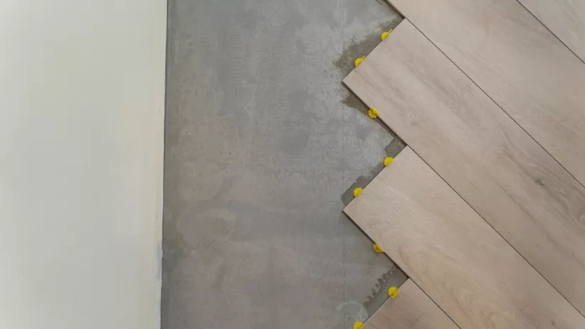 Ламинат вздувается, линолеум стирается: всё больше хозяев квартир переходят на новый материал со сроком службы до 25 лет