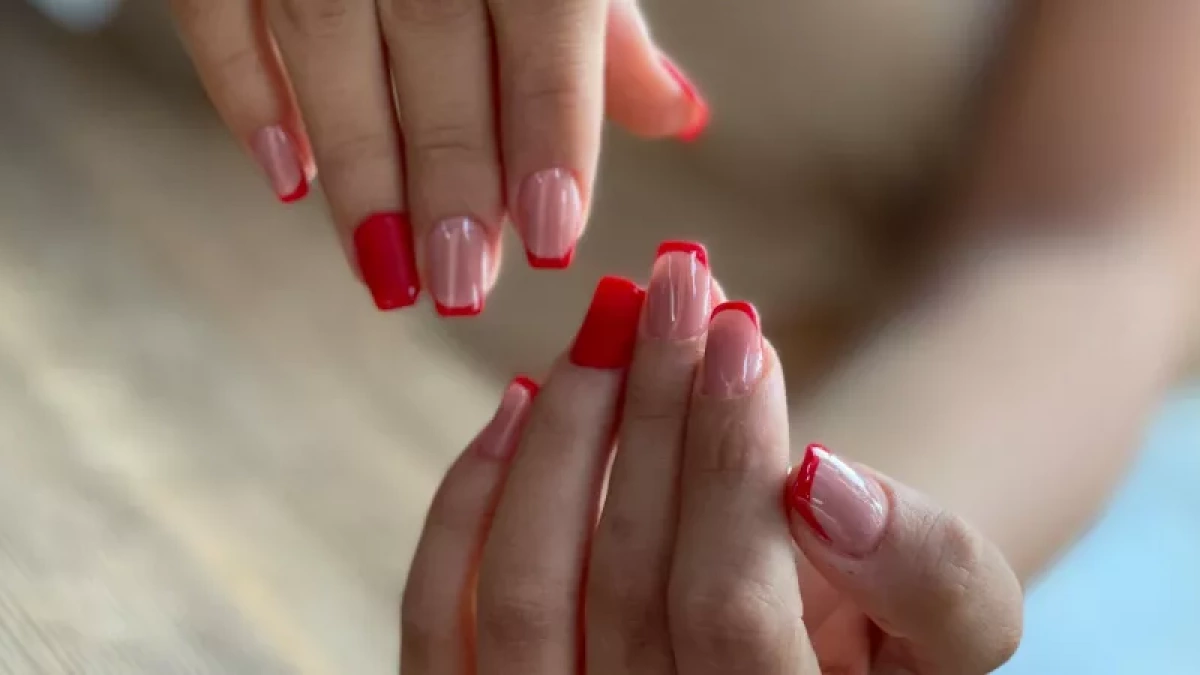 Широкие ногти-«лопаты» не приговор: 5 приемов маникюра, которые делают пластину визуально уже