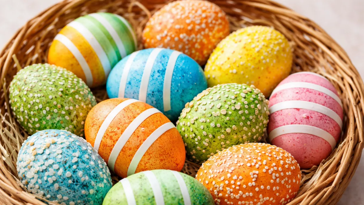 Как покрасить яйца на Пасху необычно: простой способ сделать полоски и крапинки за 30 минут