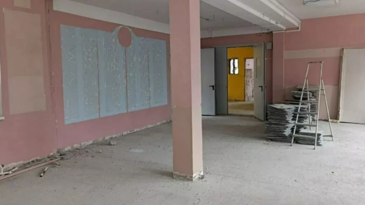 В Светлогорске при ремонте школы нашли заложенные проходы и зеркальные стены — губернатор показал находки