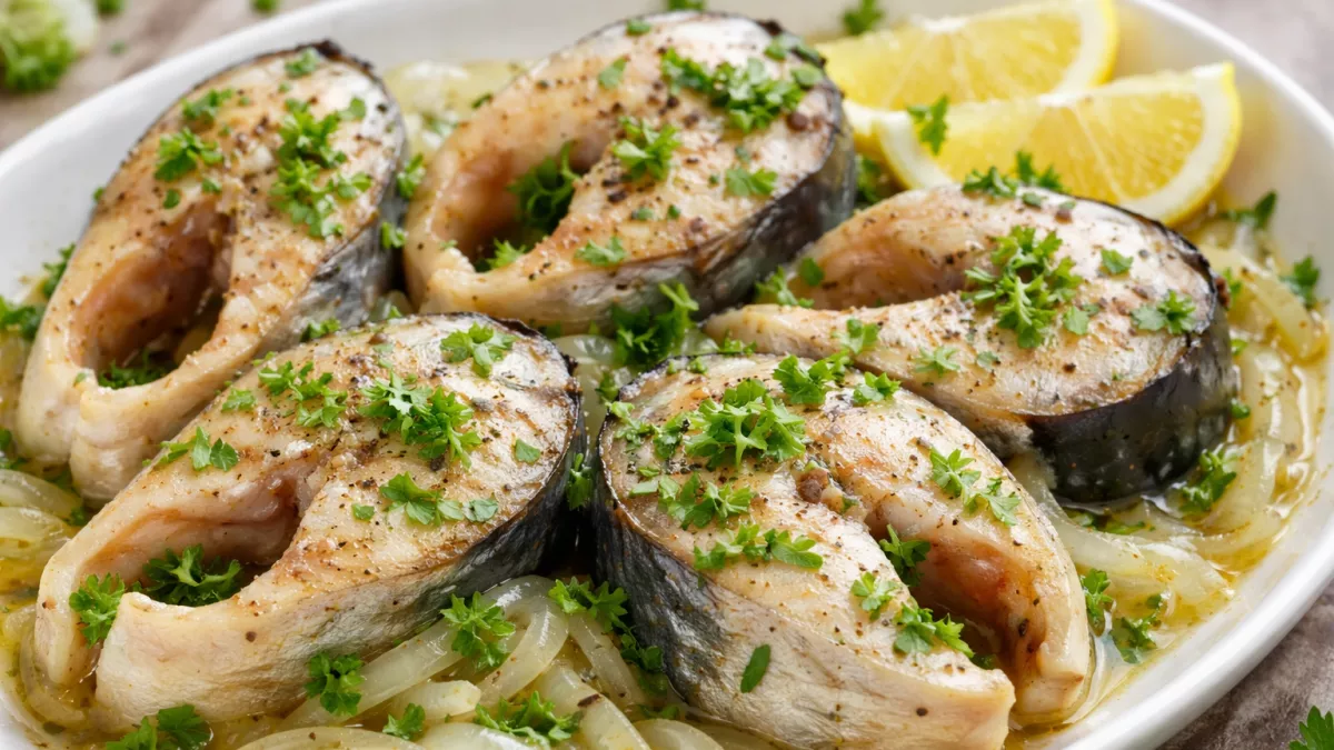 Скумбрия за 10 минут без обжаривания и запекания: получается сочная, ароматная и совсем без масла