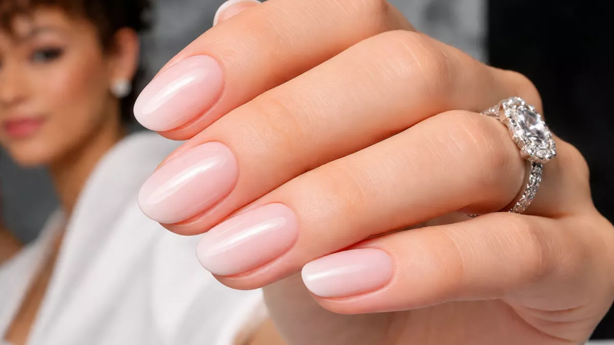 Все обсуждали кольцо, а мастера смотрели на ногти: маникюр Зендеи с Недели моды в Париже уже называют главным оттенком весны-2026