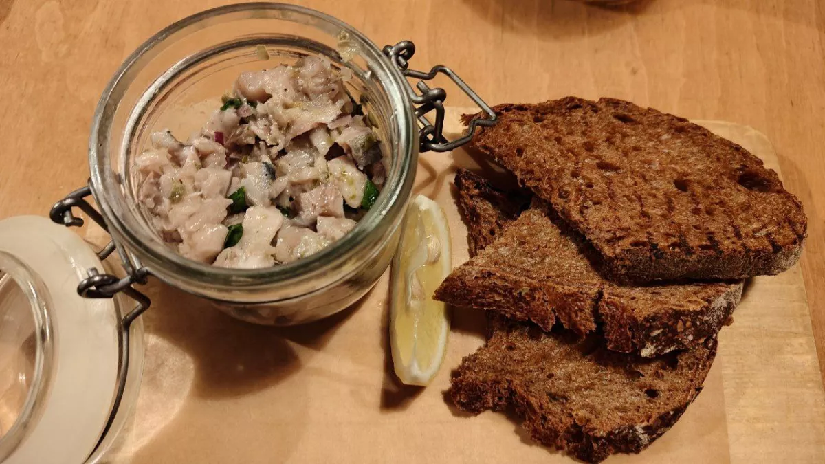 Всего 1 селёдка и несколько простых продуктов — а получается закуска, которую гости всегда просят повторить