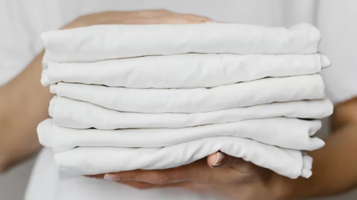 Села кофта после стирки или выцвели футболки? Несколько ложек в воду — и вещь снова станет нормального размера