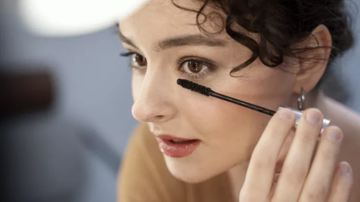 Минус усталый взгляд: визажисты назвали 5 приемов макияжа, которые делают глаза заметно больше