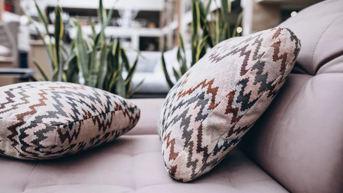 Клеенка на столе и вязаные подушки и не только: дизайнеры назвали признаки устаревшего интерьера в 2026 году