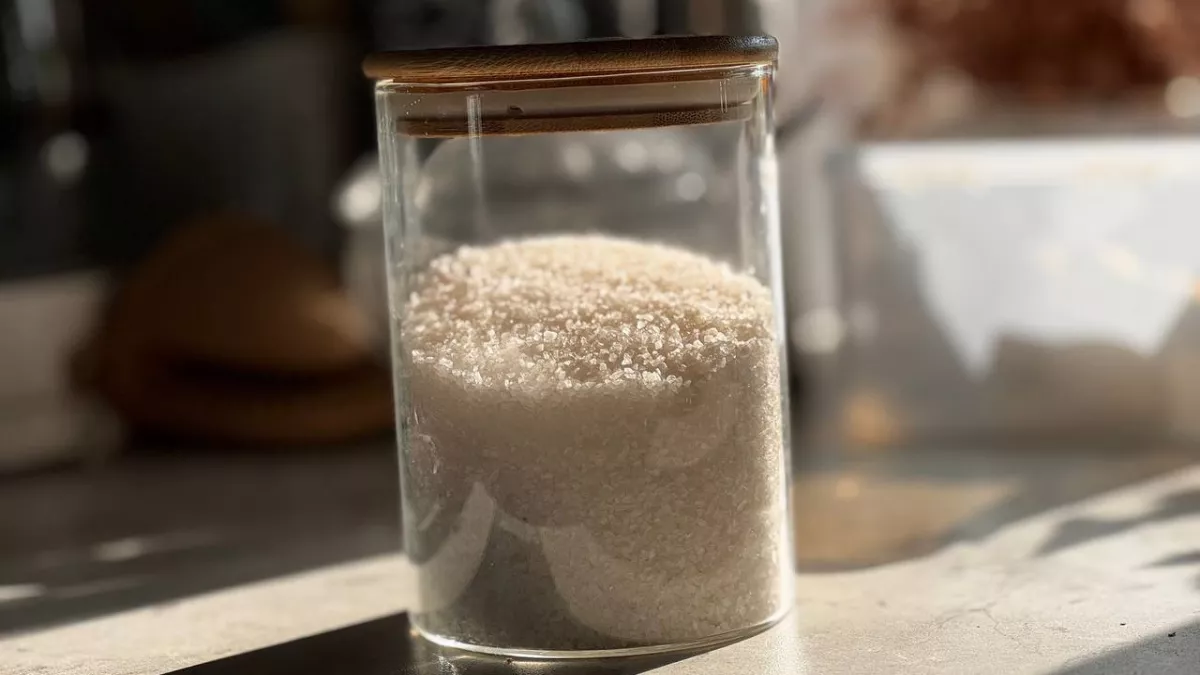 Мама поставила у порога соль с гвоздикой — спустя время я начала делать так же и вот зачем