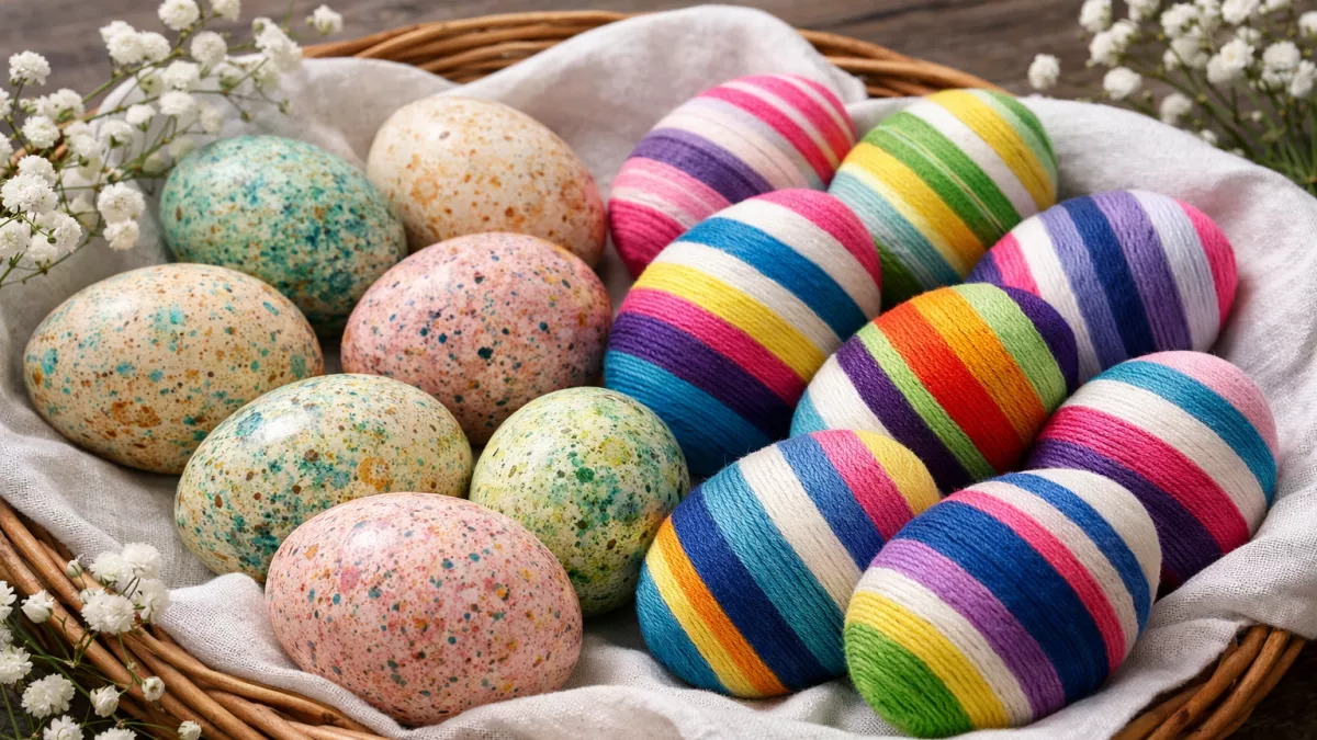 Красили как обычно, а потом попробовали рис — и результат удивил: пасхальные яйца, от которых не оторваться