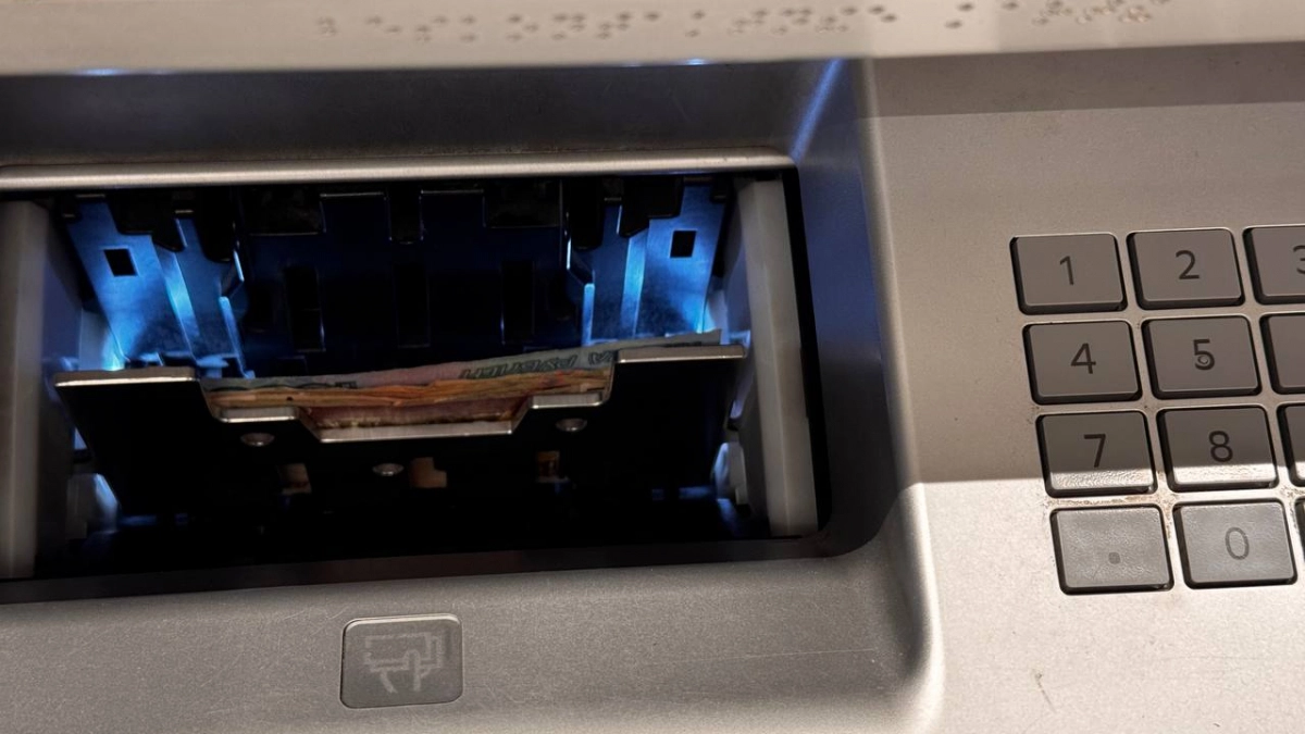 Россияне в 2026 массово выводят деньги с банковских счетов: аналитики объяснили, что происходит