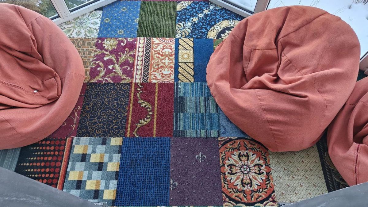 Бабушкин ковёр больше не стыдно показывать: как старый декор стал главным трендом интерьеров 2026