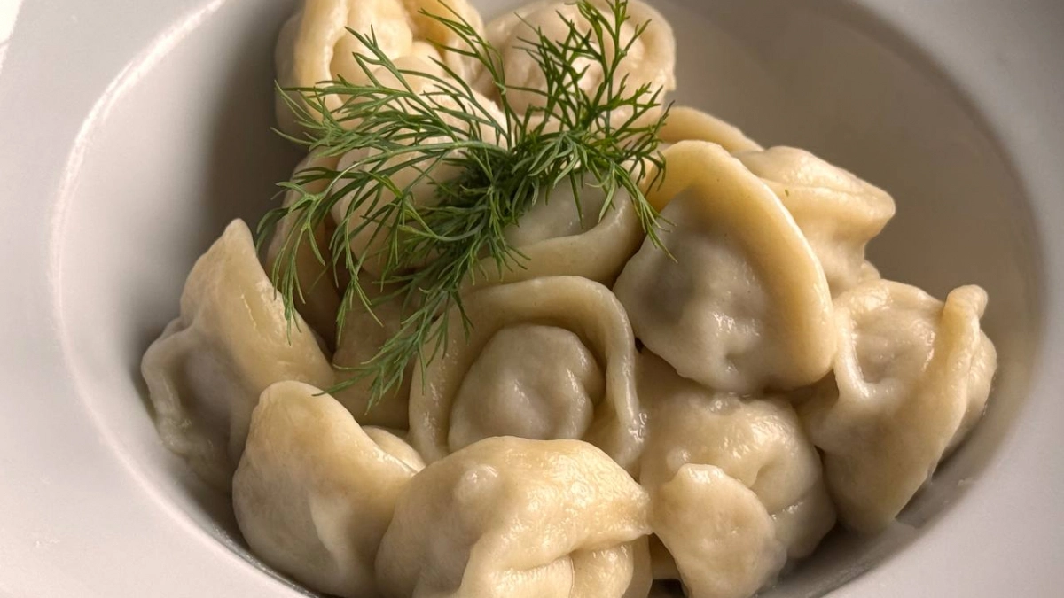 Казалось, дело в фарше, а всё решает тесто: как приготовить пельмени, которые не слипнутся и не превратятся в месиво при варке