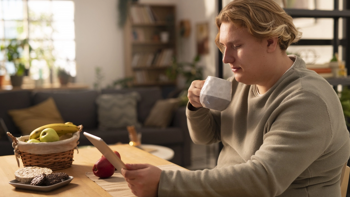 Психологи объяснили, какая привычка за столом выдает недалекого человека: проверьте, есть ли она у у вас