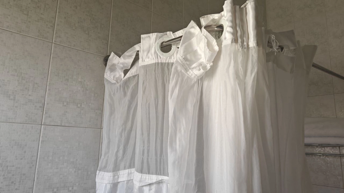 Плесень появляется быстрее, чем кажется: как правильно стирать шторку для ванной