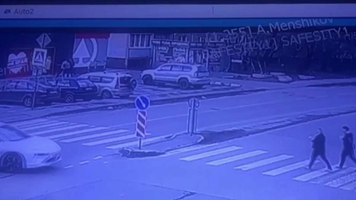 В Калининграде на Олега Кошевого сбили двух пешеходов на «зебре» - видео с места аварии