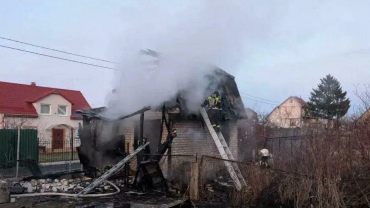 В Калининграде при тушении дачного дома пострадал пожарный: обрушилась кровля