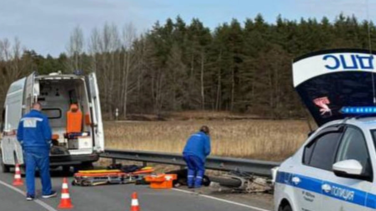 В Гвардейском районе мотоциклист влетел в ограждение и перевернулся: пострадавший в больнице