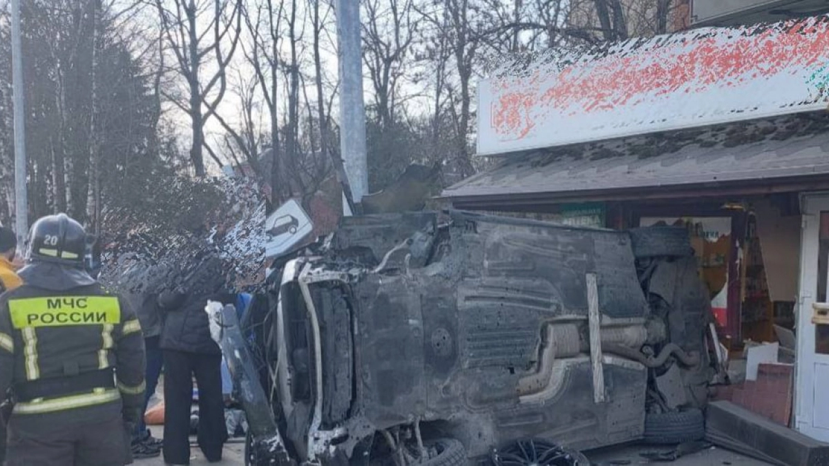 В Гурьевске после столкновения двух машин автомобиль вылетел на тротуар и сбил трёх пешеходов