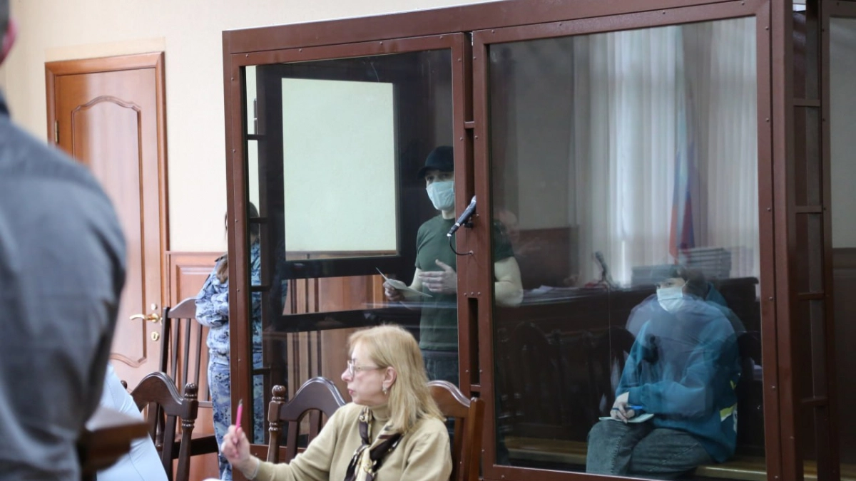 В суде огласили показания сестры убитого 7-летнего мальчика из Черняховка: «Он стоял на коленях на гречке, на ногах была кровь»