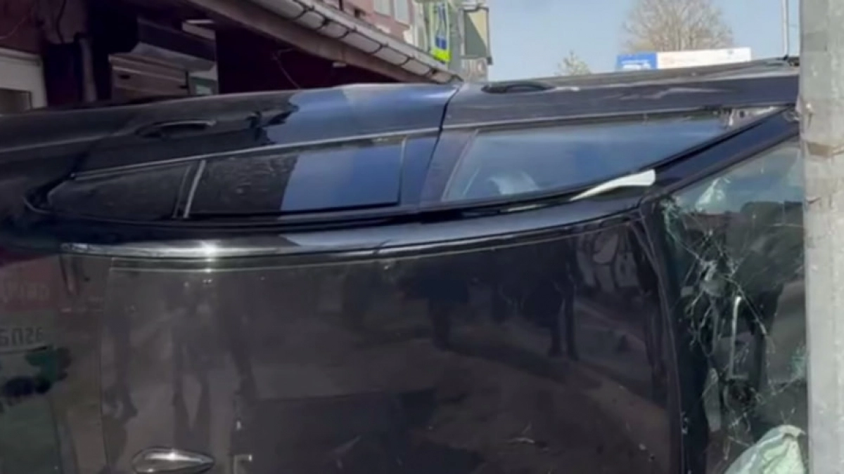 В Гурьевске BMW перевернулась на тротуаре и сбила трёх пешеходов, включая двоих детей - видео с места аварии