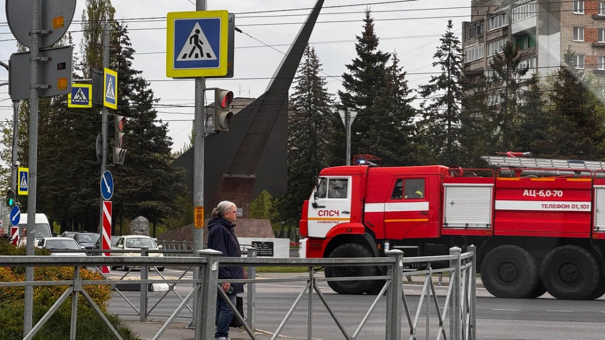 В Калининграде девятилетняя девочка залезла на крышу детского городка и застряла
