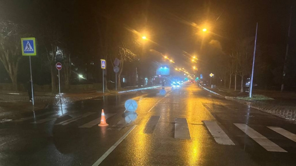 В Калининграде мотоциклист сбил женщину на «зебре» и уехал: ГИБДД ищет свидетелей