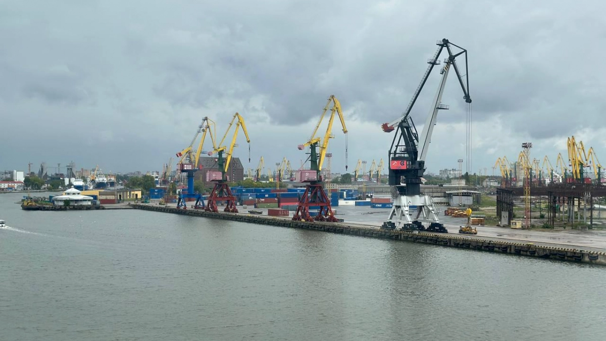 В Калининградской области губернатор опроверг слухи о задержках грузов в порту Усть-Луга
