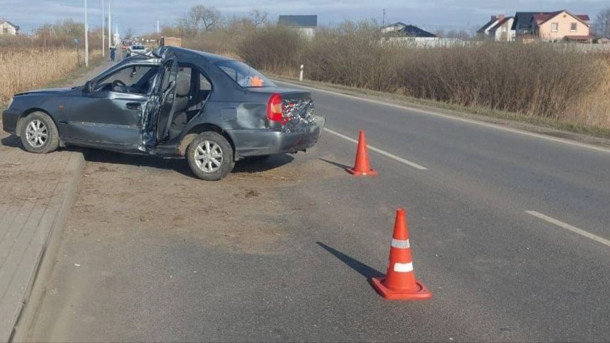 В Гурьевском районе водитель Hyundai пошёл на обгон фуры, а закончил в столбе: пострадавший в больнице