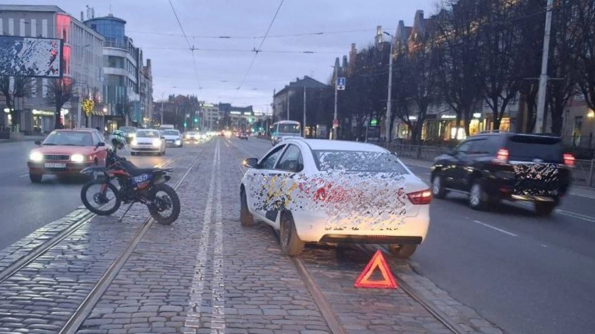 В Калининграде 17-летний водитель питбайка попал в больницу после столкновения с «Ладой»