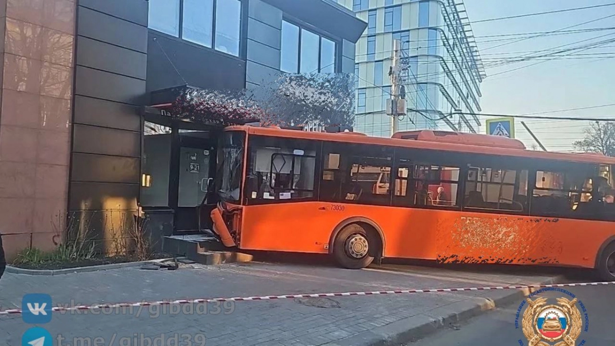 В центре Калининграда автобус протаранил здание: что произошло на дороге