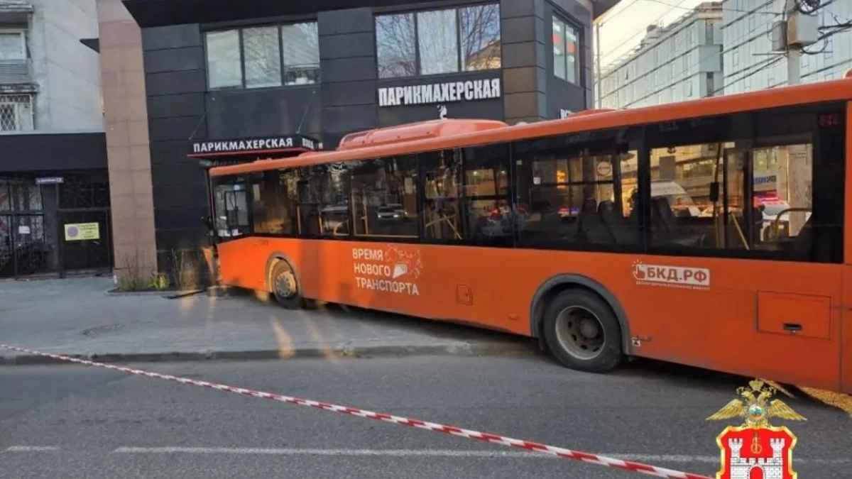 Калининградская полиция назвала причины ДТП, в котором автобус протаранил здание