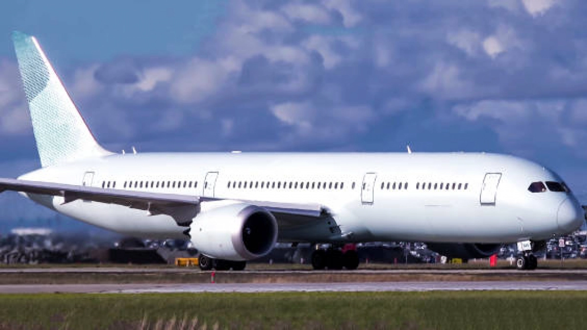 В Калининграде небо закрывали ради безопасности: почему 15 самолетов задержано, а рейсы в Москву и Питер сдвинули на 11 часов