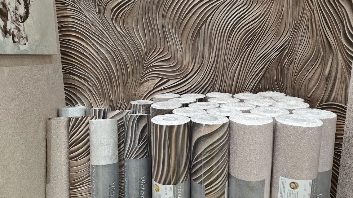 Забудьте про тяжелые рулоны: как нанести жидкие обои и обновить стены всего лишь за 1 день без пыли и мусора