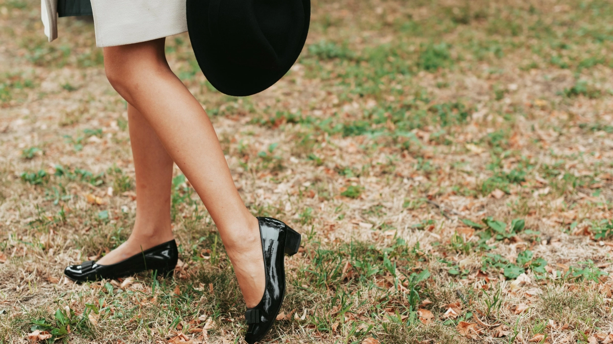 Чёрные балетки — это уже прошлый век: именно этот цвет обуви без каблука стал главным трендом весны 2026