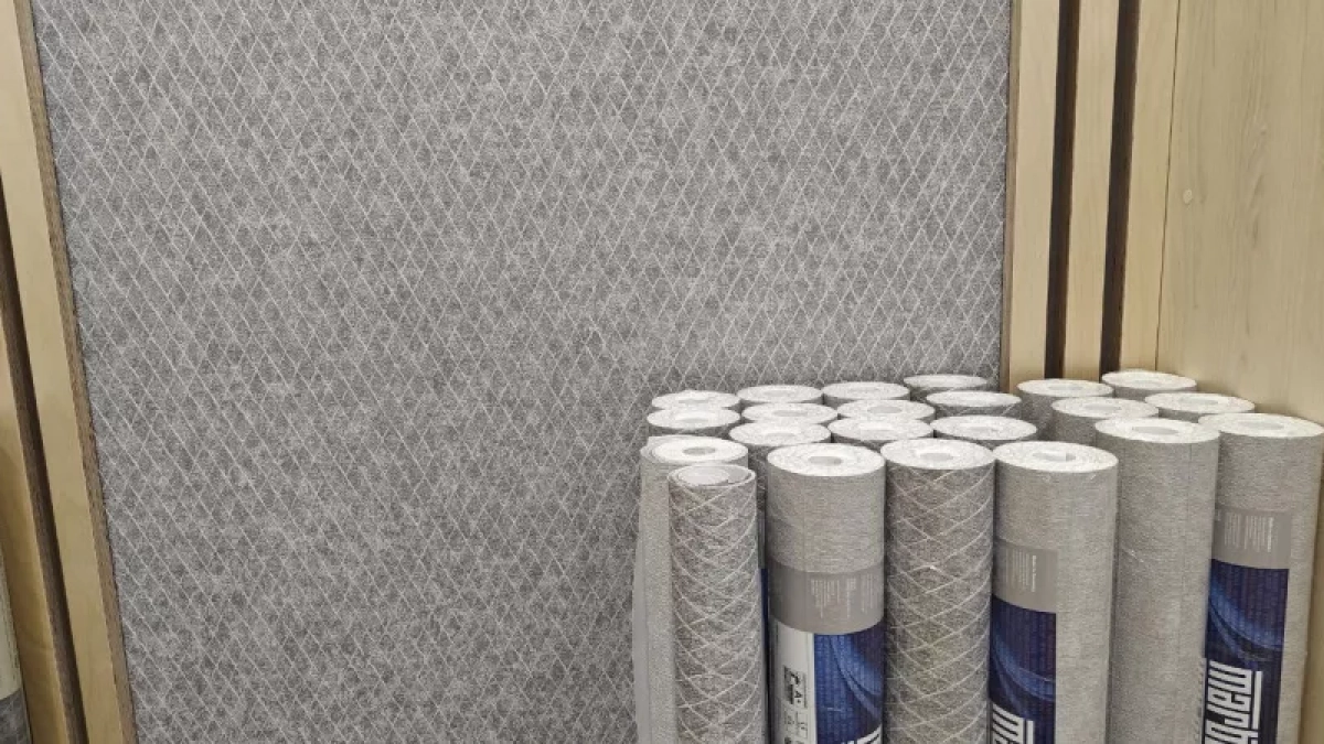 Неожиданно однотонные обои снова стали главным трендом-2026: почему дизайнеры делают ставку на «тихие» стены