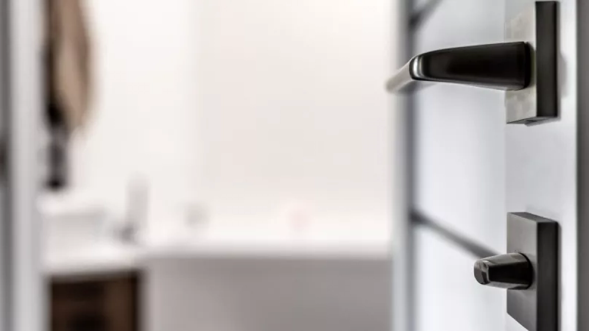 Срочно звоните в полицию, если заметите вилку в своей входной двери: в России появилась новая афера