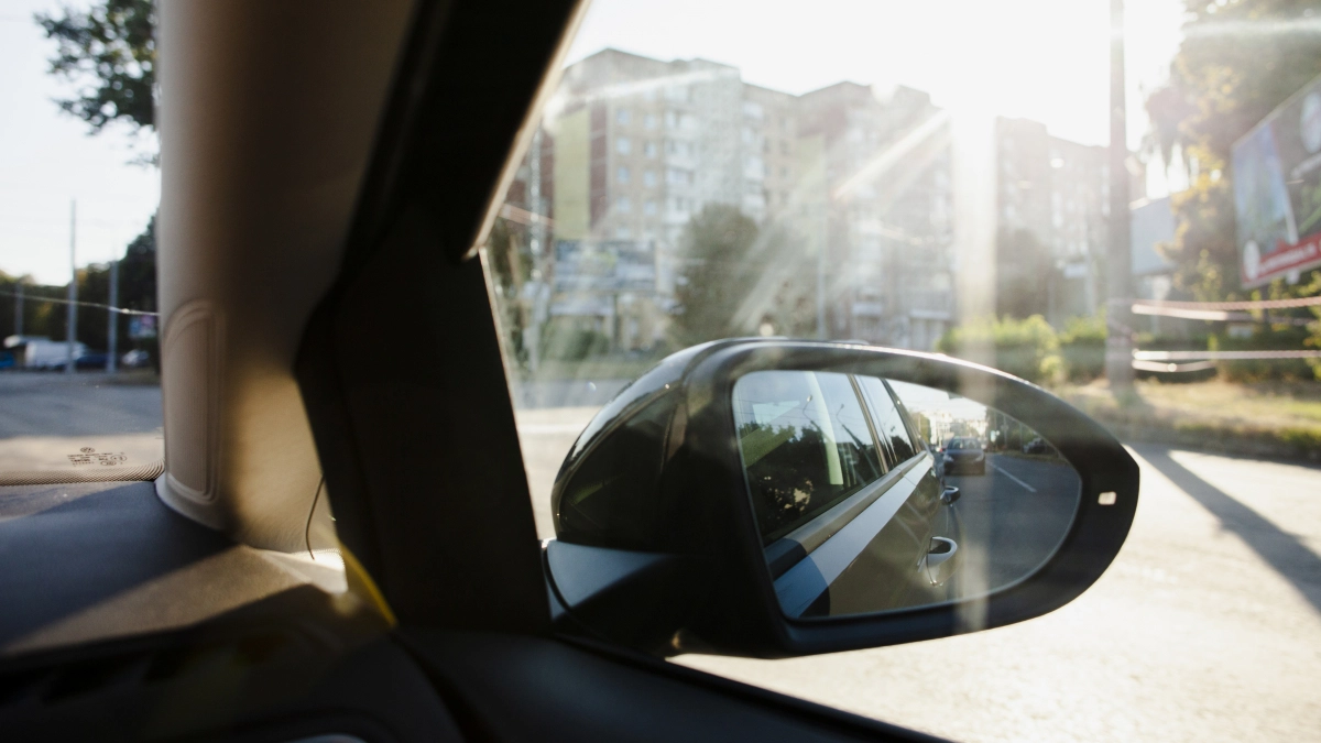 Один стакан в бачок — и все видно за километр: стекла перестанут потеть даже в самый сильный ливень