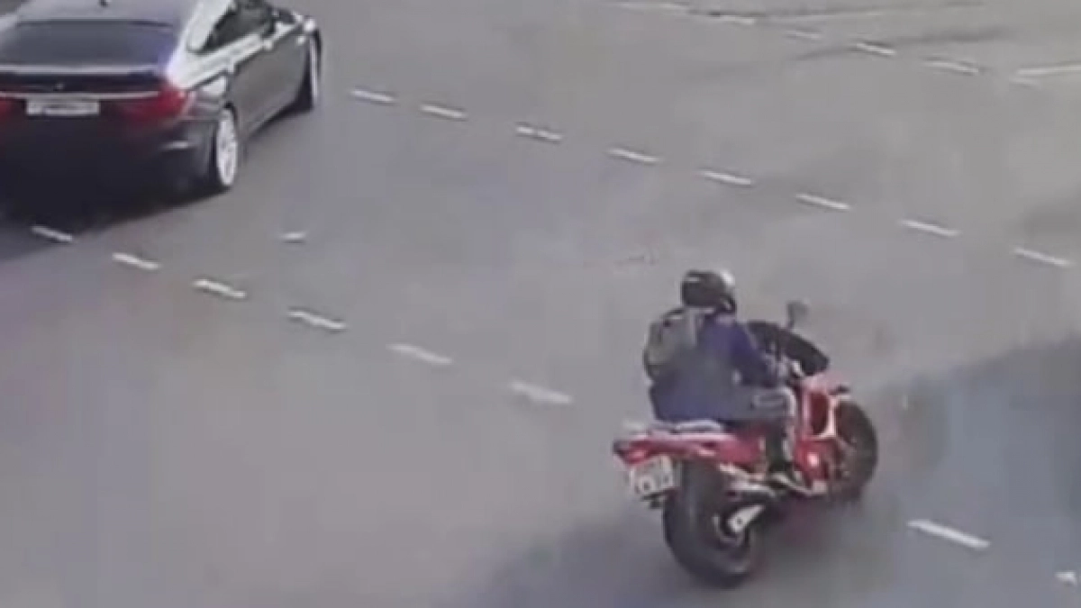 На Южном обходе Калининграда мотоциклист попал под колеса Renault — его увезла скорая