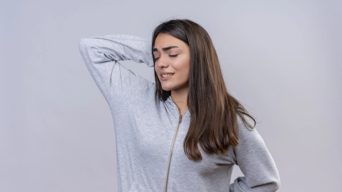 Как быстро вывести пятна пота с одежды: простой способ для белых и цветных вещей