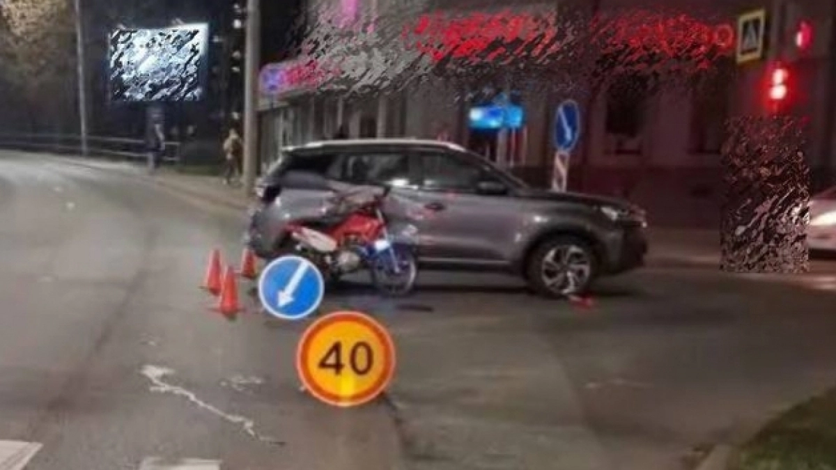 В Калининграде подросток на питбайке проехал на красный и врезался в машину