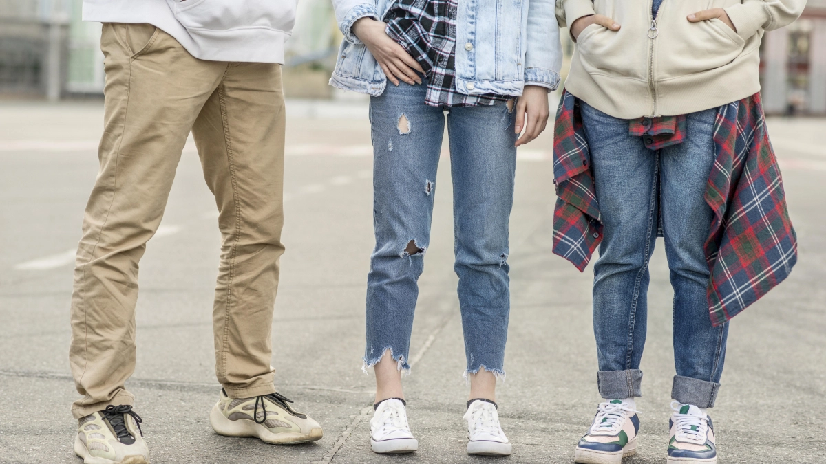 Синие джинсы уходят на второй план: 5 главных оттенков денима весны 2026, которые носят вместо базы