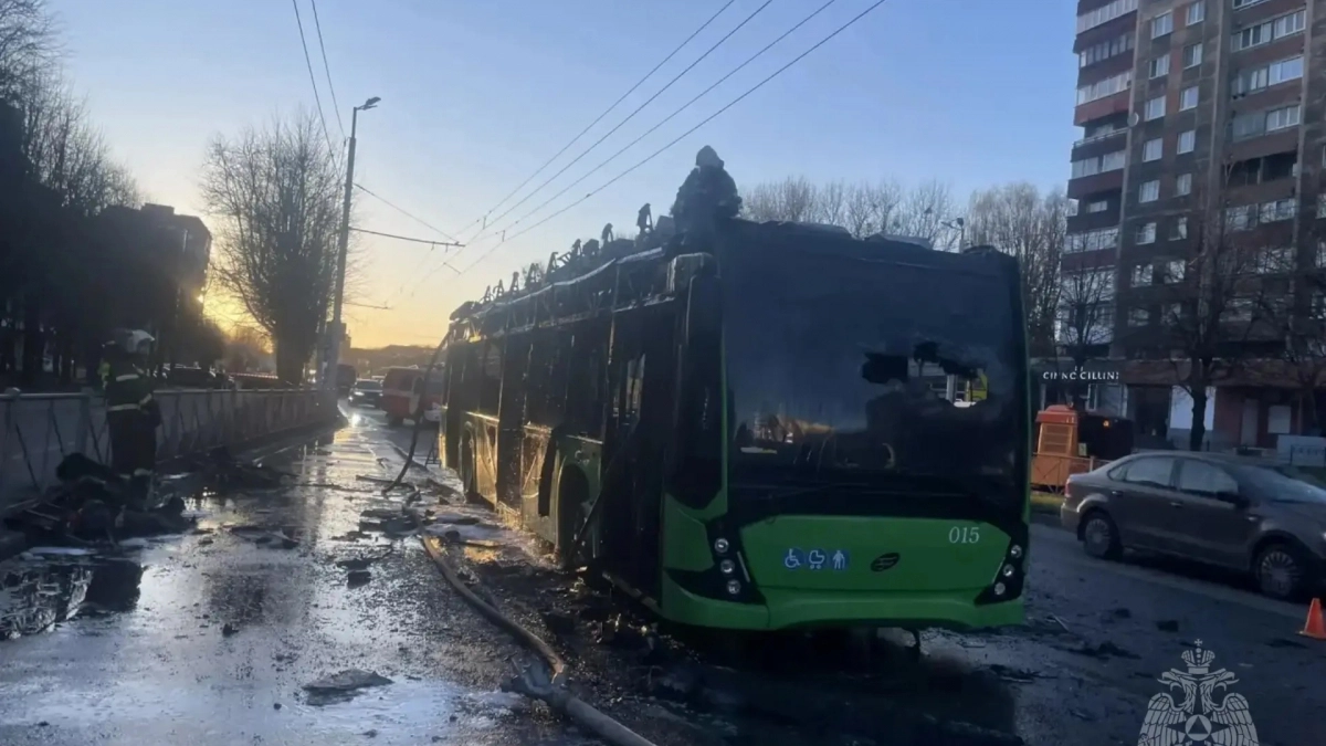 Троллейбус в Калининграде загорелся из-за батареи, двери не открывались