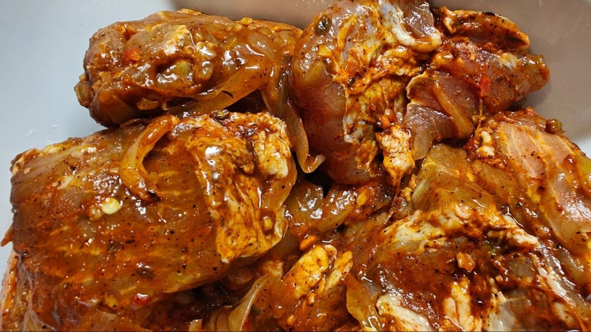 Всего 2 продукта — и мясо тает во рту: этот маринад заменит все сложные рецепты — идеально и для шашлыка, и для сковороды