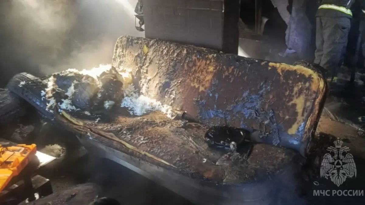 Калининградские спасатели вынесли из огня мужчину и газовый баллон — взрыва удалось избежать